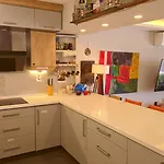 Apartment Elegant & Cozy Retreat Home, Center Gem, At The Seaside, Steps From The Tram Izmir