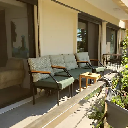 Apartment Elegant & Cozy Retreat Home, Center Gem, At The Seaside, Steps From The Tram Izmir