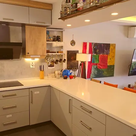 Apartment Elegant & Cozy Retreat Home, Center Gem, At The Seaside, Steps From The Tram Izmir