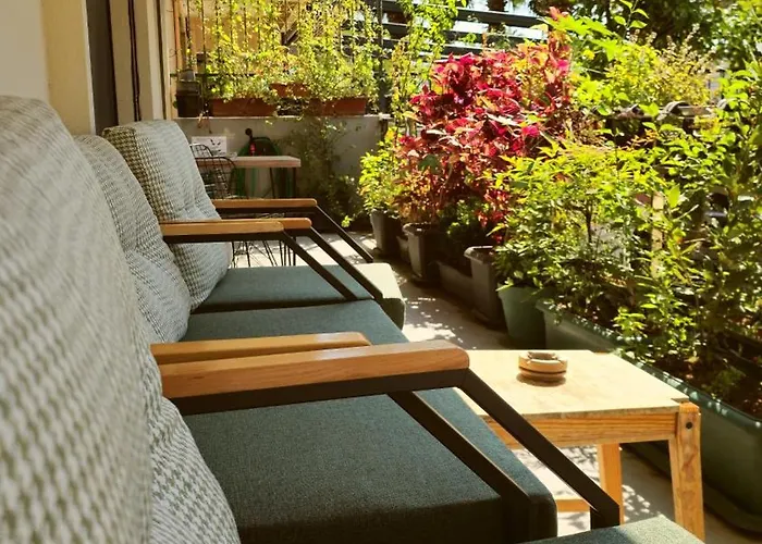 Elegant & Cozy Retreat Home, Center Gem, At The Seaside, Steps From The Tram Smirne