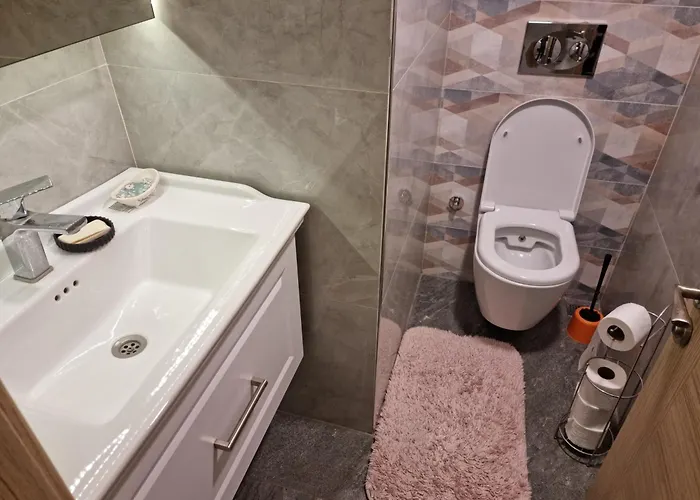 Elegant & Cozy Retreat Home, Center Gem, At The Seaside, Steps From The Tram Apartment Izmir