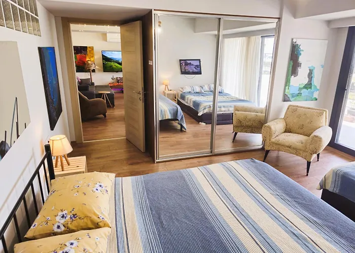 Apartment Elegant & Cozy Retreat Home, Center Gem, At The Seaside, Steps From The Tram Izmir